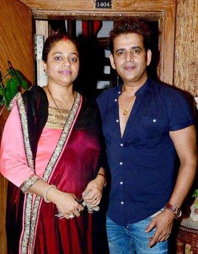 Ravi Kishan celebrates his anniversary with family and friends