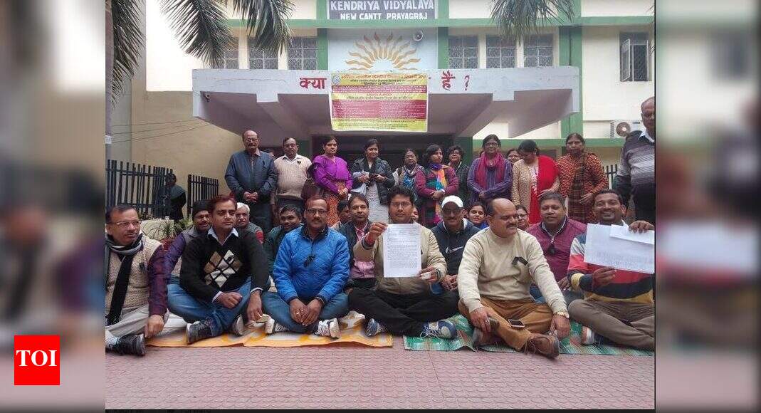 Over 950 teachers of Varanasi region of KV's stage their protest, over ...