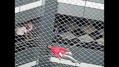 Maharashtra: Husband in jail, woman jumps off Mantralaya 5th floor, lands on net