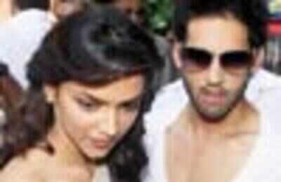 Deepika kisses Siddharth Mallya