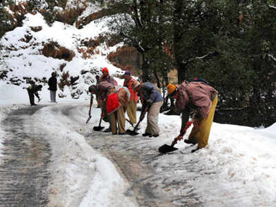 170 students from Maharashtra, Rajasthan stuck in Shimla UNIQUE IN THE WORLD: Girls Stuck in Snowy Roads
