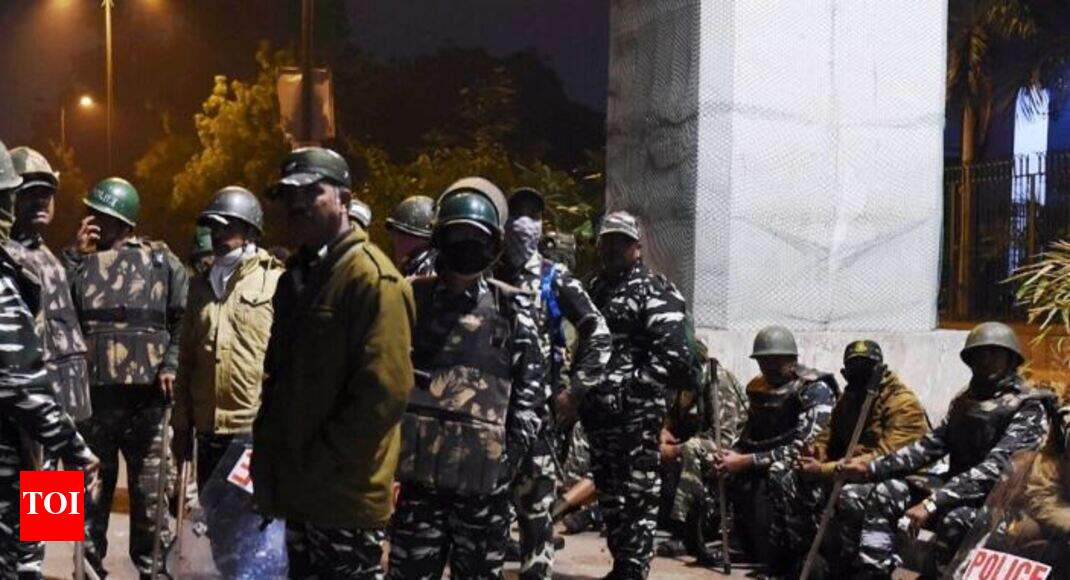 CAA stir: Violence rocks south Delhi, 6 cops hurt