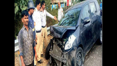 Pune: Driver killed and 4 injured as vehicle rams e-way railings after tyre burst