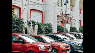 Kolkata: Snipped cable wires repaired in places; more to face the chop