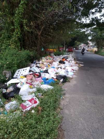 Waste dumped near Vaduthala bridge.