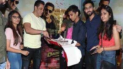 Salman Khan cuts cake with fans ahead of his birthday and ‘Dabangg 3’ release
