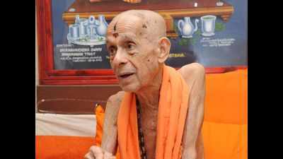 Karnataka: Pejawar seer Vishweshateertha hospitalized with breathing difficulties