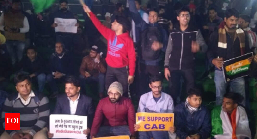 People raise slogans in support of CAA in Delhi