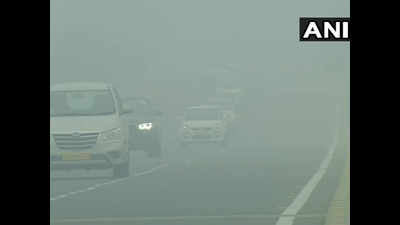Thick fog in Delhi; air quality severe