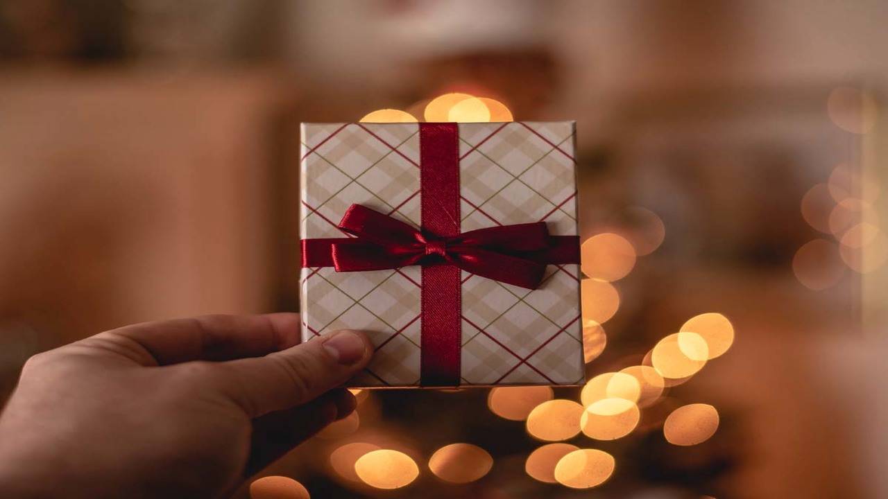 16 Secret Santa Gift Ideas for Friends, Family & Co-works.