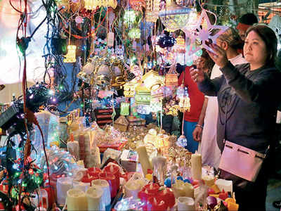 Kolkata: Crowds throng markets for last-minute shopping