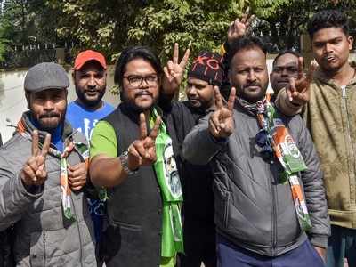 Congress workers burst crackers, distribute sweets as Jharkhand trends come in