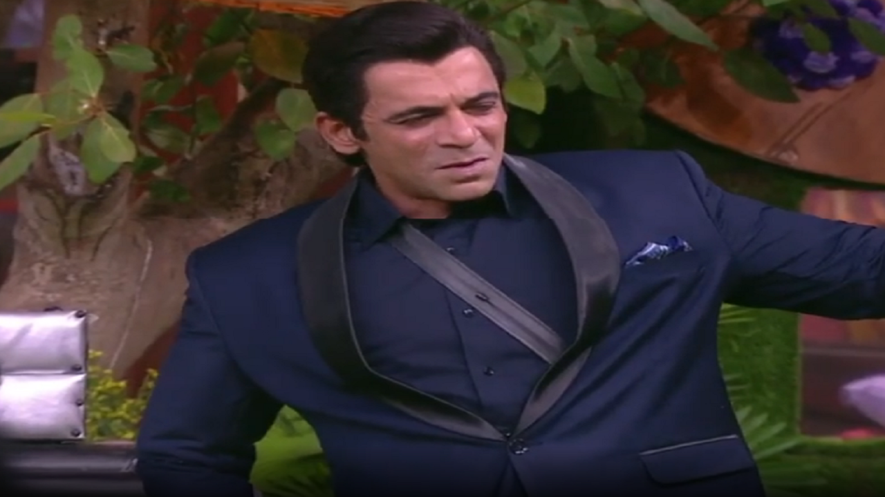 Bigg Boss 13 Sunil Grover copies Salman Khan throws coat and