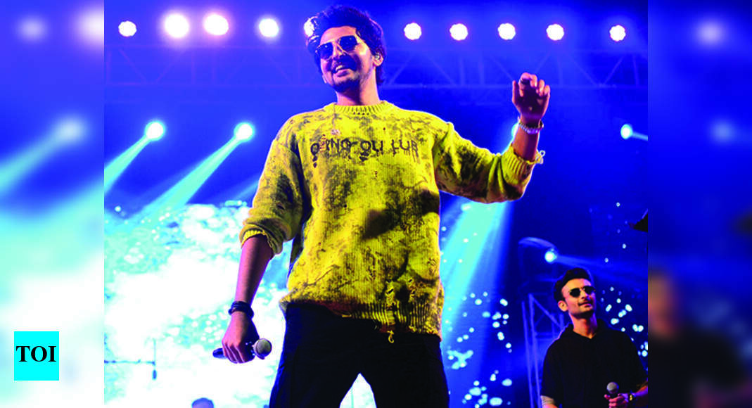 Darshan Raval’s high voltage performance in Prayagraj | Prayagraj News ...