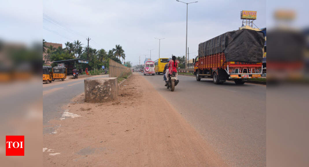 Silt accumulated on NH 81 endangers two-wheeler riders at Thiruverumbur ...