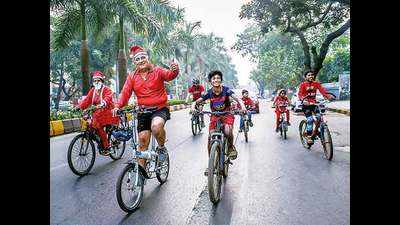 Mumbaikars go on a Santa Cycle Ride on Christmas Day