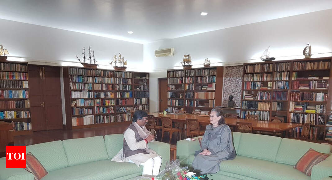 Soren invites Sonia and Rahul to his swearing-in
