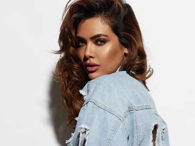 Sizzling siren Esha Gupta wins over the internet with the denim on denim look; view picture