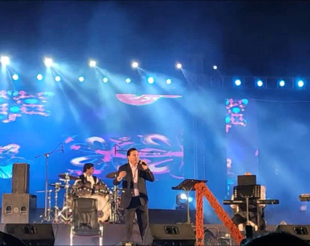 
Lalit Pandit took to stage in style

