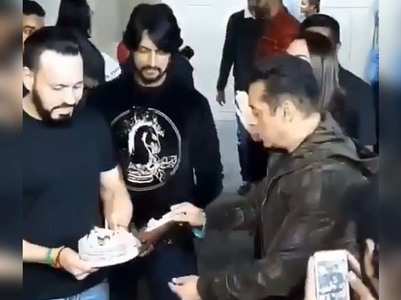 Vid: Salman cuts the birthday cake with media