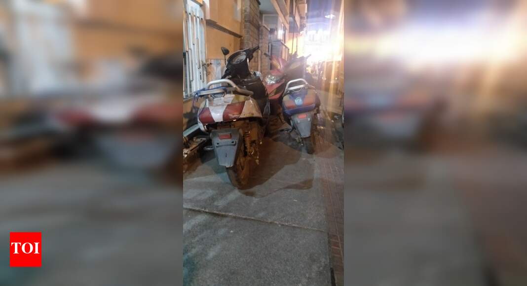 Blocked footpath on busy HB Samaja Road - Times of India