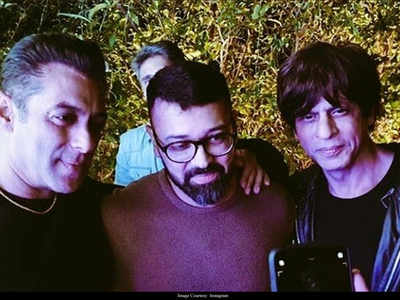 PHOTO: Shah Rukh attends Salman Khan’s 54th birthday bash and THIS picture of the Khans is winning the internet