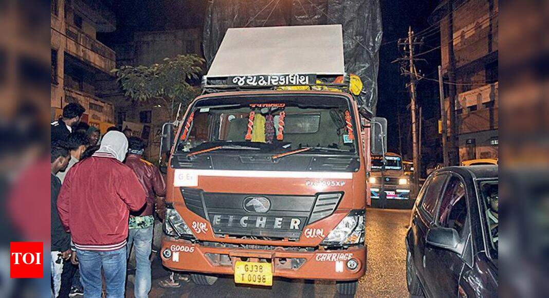 Cops chase down drunken driver | Vadodara News - Times of India