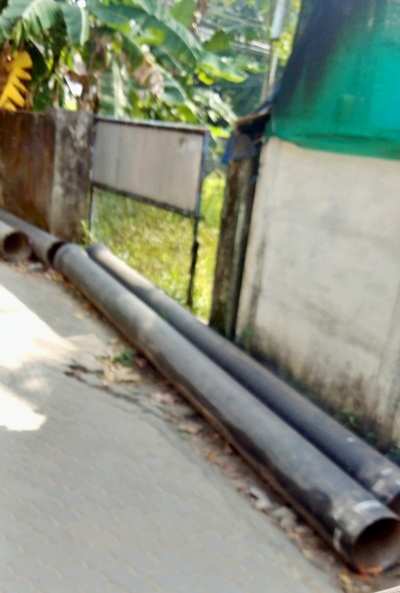 pipes lying in narrow roads pose a threat