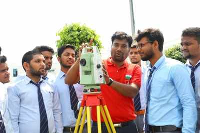 Civil engineering students learn to do advance survey
