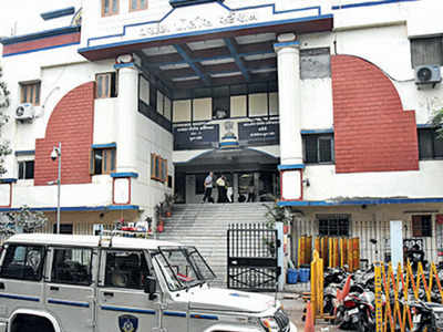Surat 20 Year Old Theft Accused Hangs Self Inside Varachha
