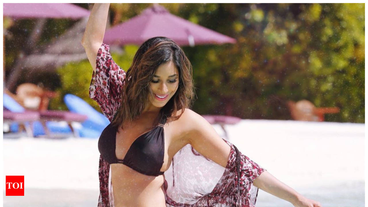 Water baby Sophie Choudry sets hearts racing with her latest bikini-clad  photo | Hindi Movie News - Times of India