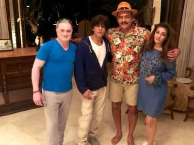 Picture: Shah Rukh Khan reaches Alibaug to ring in the New Year; poses with Raveena Tandon, Ravi Shastri