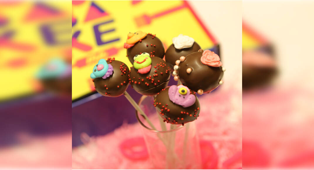 Chocolate Cake Pops Recipe: How to Make Chocolate Cake Pops Recipe | Homemade Chocolate Cake Pops Re