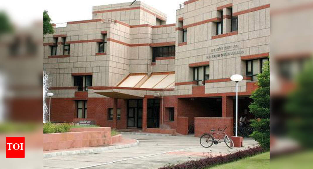 Is Faiz&rsquo;s poem anti-Hindu? IIT-K panel to decide