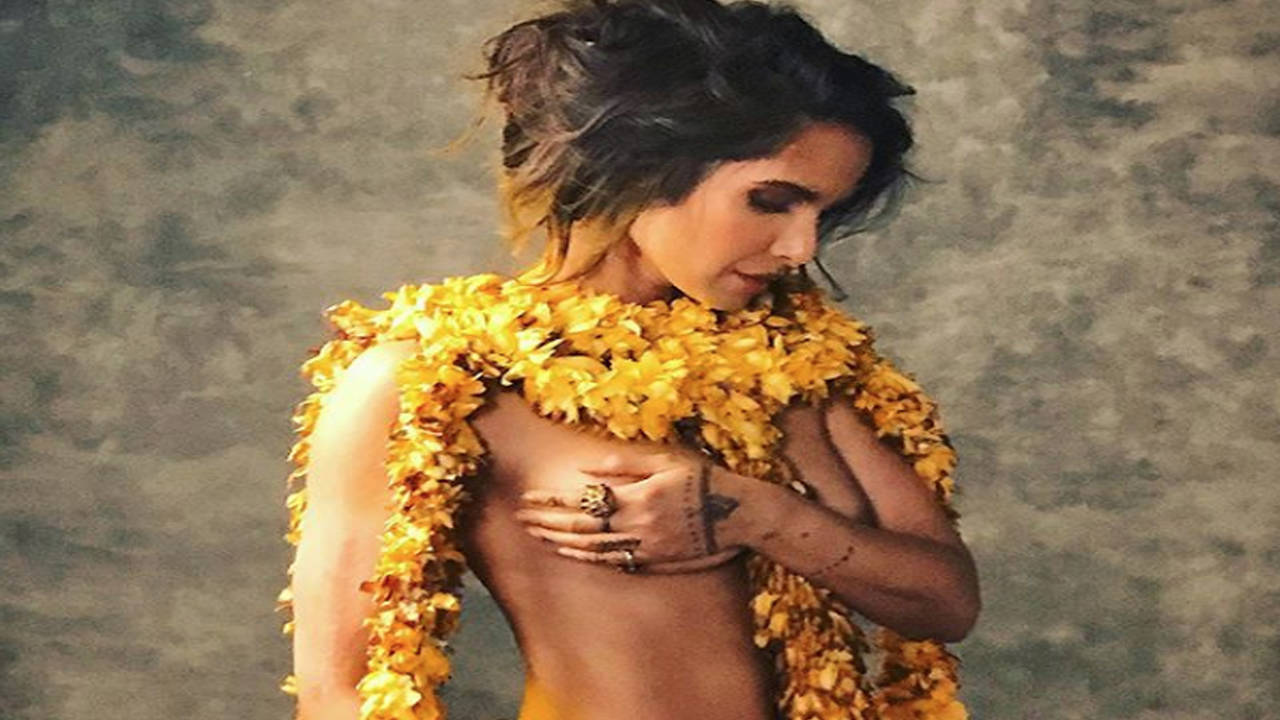 Padma Lakshmi leaves little for imagination as she goes topless in her  latest post | English Movie News - Times of India