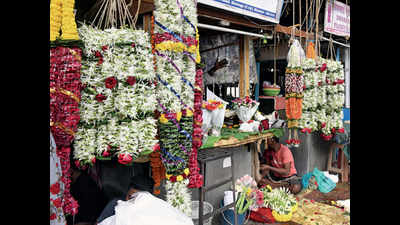 Mumbai: Business does not look rosy for flower sellers this wedding season
