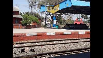 UP: Sampoorna Kranti Express runs over 3 at Dildar Nagar railway station
