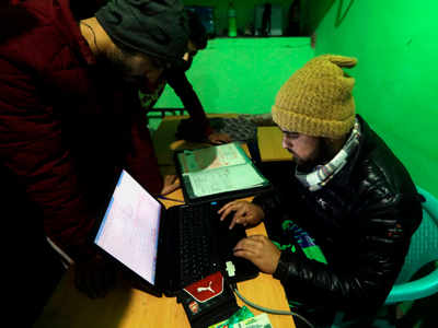 Kashmir residents flock Banihal to use internet, convert prepaid SIM cards to postpaid