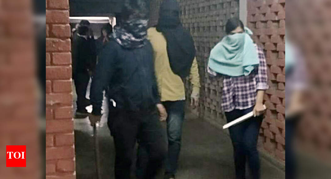 WhatsApp used to mobilise crowd under lens