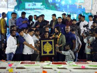 Yash fans celebrate his birthday with a massive 5000 Kg cake and set a world record