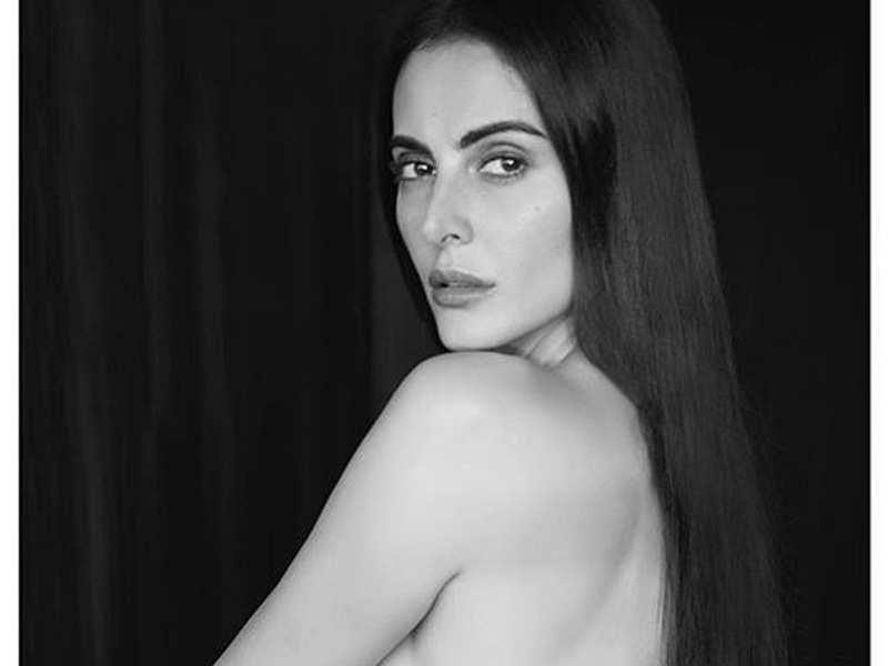 Mandana Karimi Poses Topless In Her Latest Motivational Post View Picture Hindi Movie News