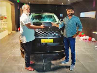 ‘Prati Roju Pandaage’ producer gifts director Maruthi a swanky new car