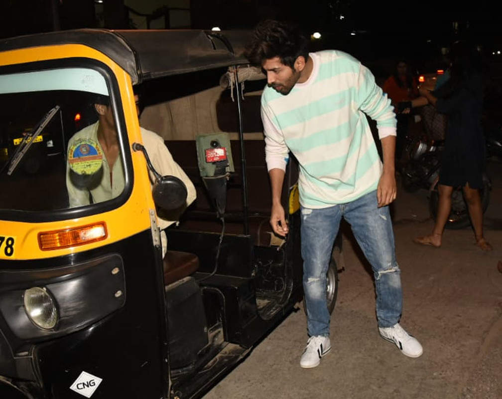 
Kartik Aaryan ditches his car and takes an auto to reach director Dinesh Vijan's office
