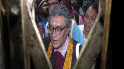 BJP MP Swapan Dasgupta attacked by protesters in West Bengal