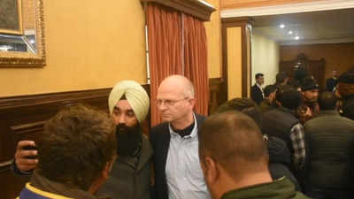 Locals meet foreign envoys, deny any sort of violence in J&K