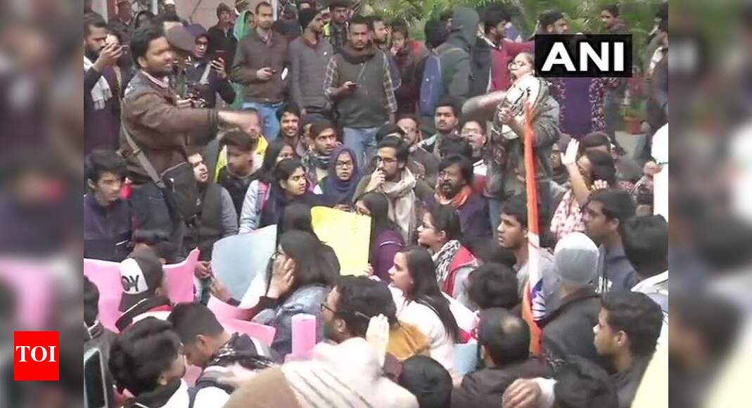 Jamia students gherao VC, demand FIR against cops