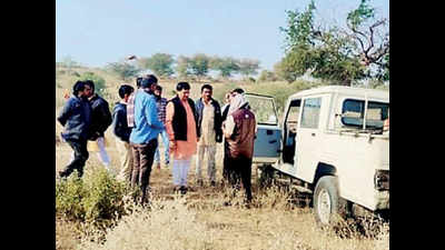 Union minister inspects insect-hit areas in Barmer