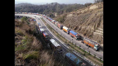 Jammu-Kashmir National Highway closed for second consecutive day, 3,000 vehicles stranded