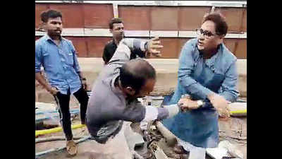 Mumbai: Neta abuses, slaps workers in 'public interest', no FIR yet