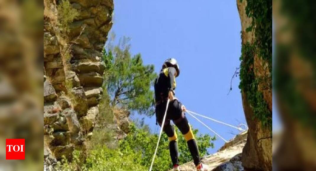 Maharashtra: Man fixing rappelling rope falls into valley, dies ...